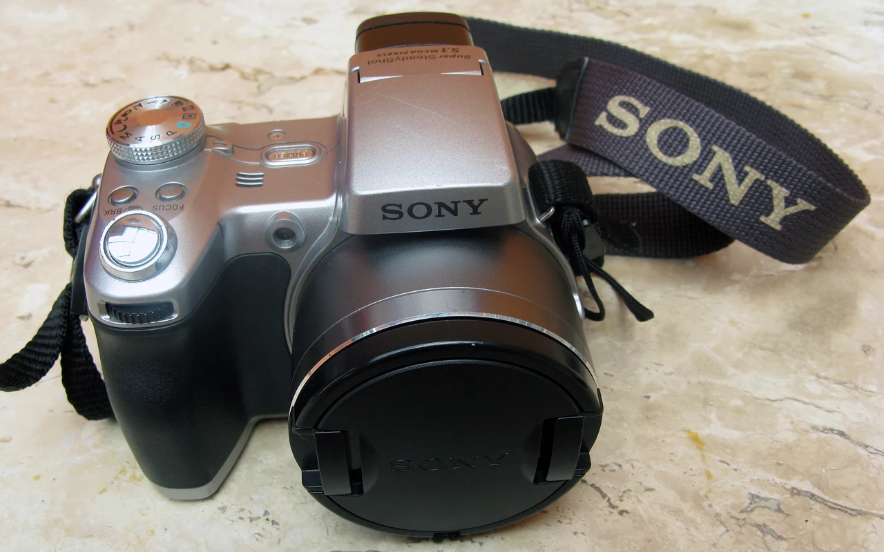 Sony DSC-H1 bridge camera