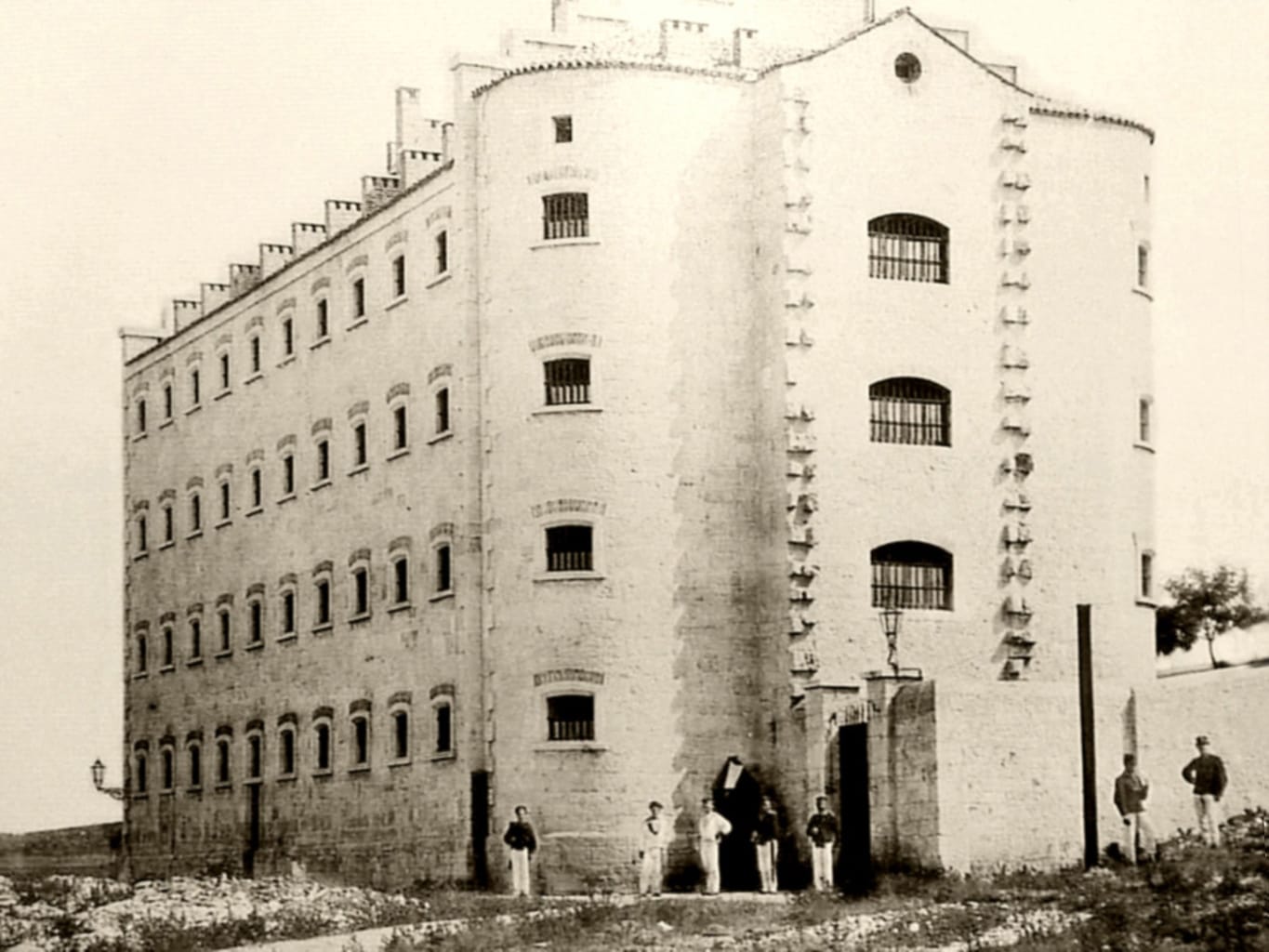 Stara fotografija samo jednog krila Zatvora u Puli (Marinestraffhaus) iz 19. stoljeća ispred kojeg stoje austrougarski mornari i vojnici.