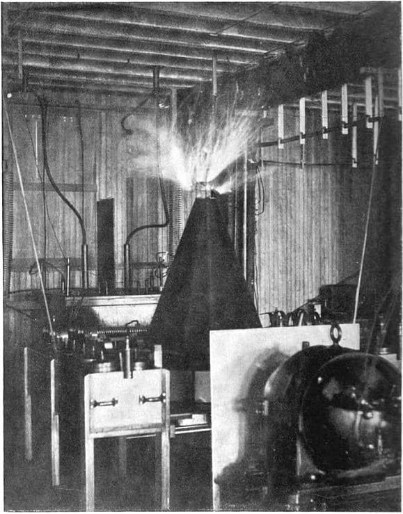 Konusni visokofrekventni svitak u Teslinu laboratoriju na South Fifth Avenueu u New Yorku, 1895.